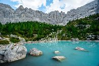 ruige rotswand bij het Lago del Sorapiss met zijn turquoise water van Leo Schindzielorz thumbnail