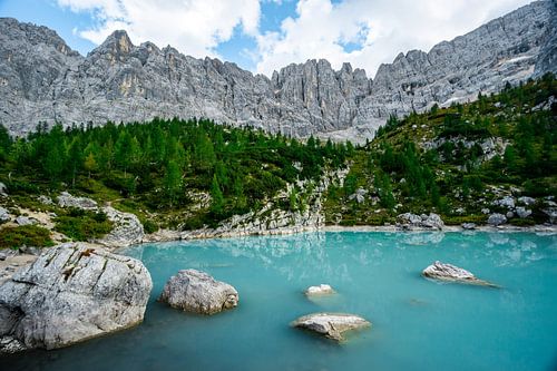 ruige rotswand bij het Lago del Sorapiss met zijn turquoise water