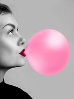Bubblegum - Vrouw met roze kauwgom bel