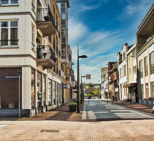 Rondom het middaguur in Mei in het centrum van Weert. van Jolanda de Jong-Jansen