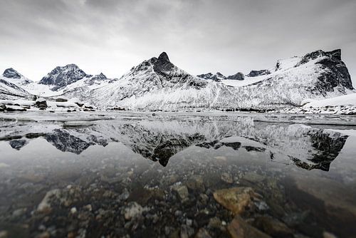 Panoramisch uitzicht op het eiland Senja in Noord-Noorwegen tijdens een koude winterdag.
