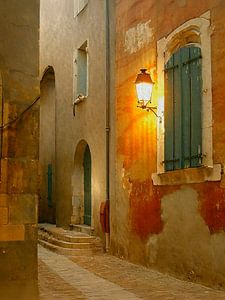 Atmosphärische Allee in der französischen Provence