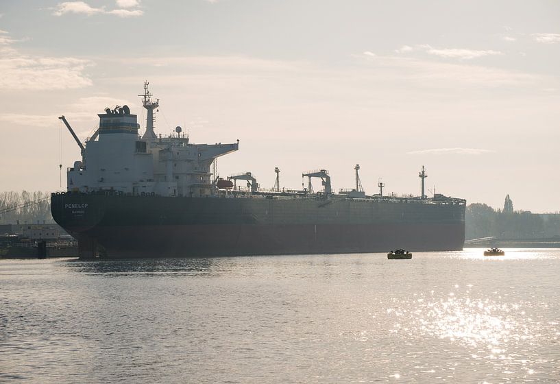 Tanker moored at harbour quay by scheepskijkerhavenfotografie