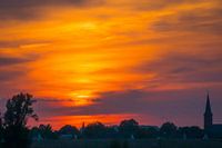 Village de l'église au coucher du soleil