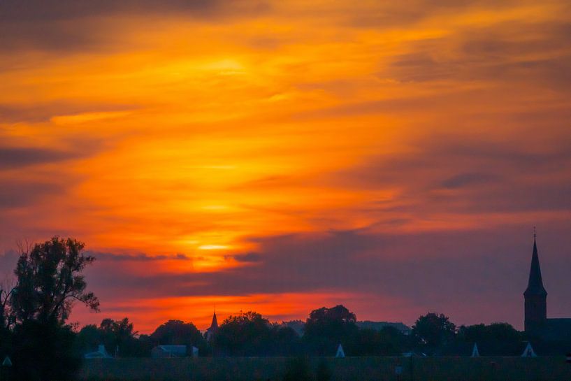 Village de l'église au coucher du soleil par Mischa Corsius