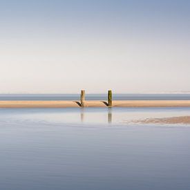 Deux brise-lames à marée basse en Zélande sur Claire van Dun