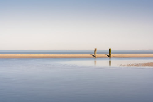 Zwei Wellenbrecher bei Ebbe in Zeeland