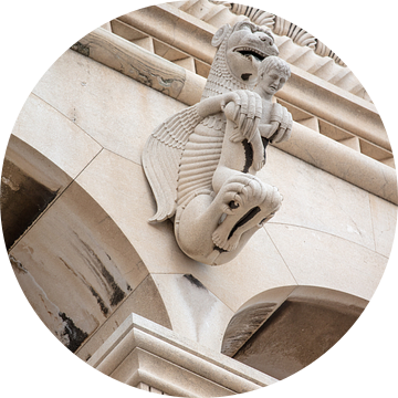 Beeld van draak die mens vasthoud op de  kathedraal van Sint Domnius in centrum van Split in Kroatië