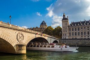 View over the river Seine in Paris, France sur Rico Ködder