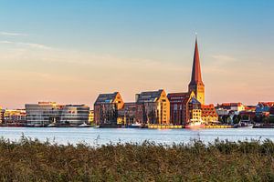 Blick über die Warnow auf die Hansestadt Rostock am Abend