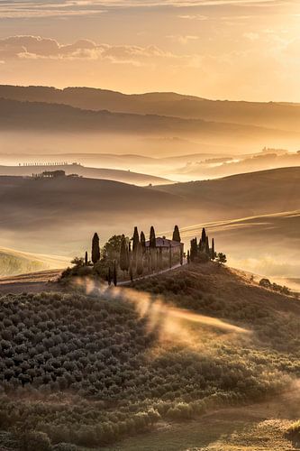 Toscaans landschap met boerderij en prachtige ochtendnevel