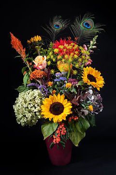 Vrolijk bont boeket bloemen met pauwenveren van Marjolijn van den Berg