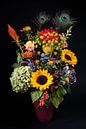 Vrolijk bont boeket bloemen met pauwenveren van Marjolijn van den Berg thumbnail