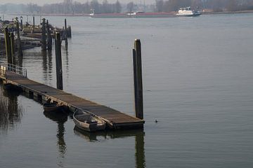 rivierenlandschap met vrachtschip van wil spijker