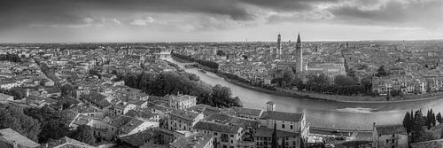 Skyline panorama van de stad Verona in zwart-wit.