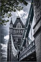 Naast de Tower Bridge