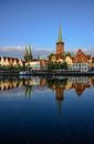 Stadslandschap van de historische oude stad van Luebeck in Duitsland met reflectie in de rivier de T van Maren Winter thumbnail