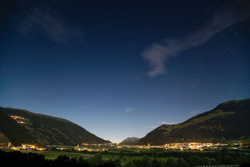 Alpen dorpjes in de nacht van Emile Kaihatu
