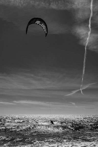 alleen kite surfen op hgrote zee van Peter Laarakker