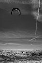 alleen kite surfen op hgrote zee van Peter Laarakker thumbnail