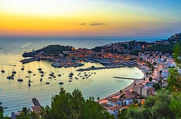 Spanje Middellandse Zee, idyllische zonsondergang bij Port de Soller op Mallorca, Balearen van Alex Winter