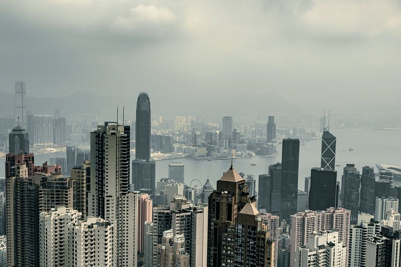 Donkere dag bij de skyline van Hong Kong van Mickéle Godderis