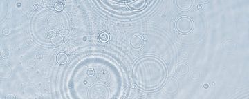 regendruppel cirkel van boven abstract lichtblauw van Dörte Bannasch