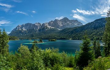 uitzicht op de prachtige zugspitze berg en de eibsee van shot.by alexander