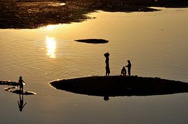 Goldene Reflexionen der Abenddämmerung in Monywa