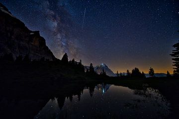 De wereldberoemde Eiger met de Melkweg en vallende sterren van Daniel moser