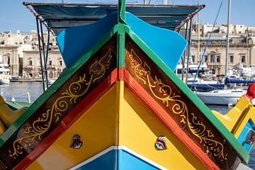 les yeux familiers sur le bateau en bois de Malte