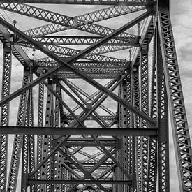 Auto's fahren über eine Stahlbrücke in Owensboro, Kentucky, USA. von Patricia Hofmeester