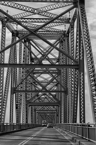 Des voitures de l''s traversent un pont en acier à Owensboro, dans le Kentucky, aux États-Unis.