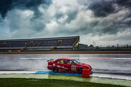 Alfa Romeo 155 racer in de regen op TT-circuit