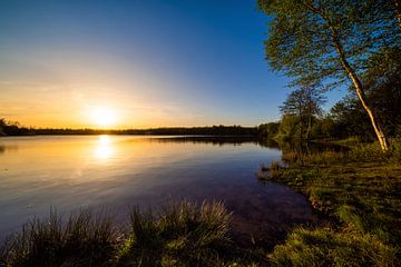 Beautiful sunset on a natural lake van Günter Albers