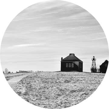 Besneeuwde Schokland in zwart-wit