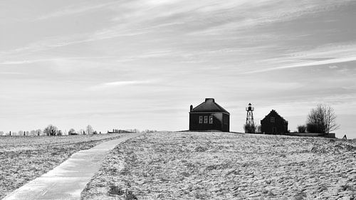 Besneeuwde Schokland in zwart-wit