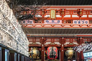 Vue nocturne de la porte du temple japonais