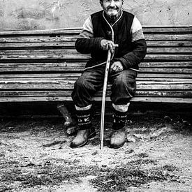 Vriendelijke oude man op een bank in zwart-wit van Photolovers reisfotografie
