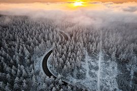 Vue aérienne d'un paysage hivernal au lever du soleil
