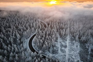 Luchtfoto van een winterlandschap bij zonsopgang van Heiko Meier