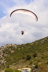 Paragleiten über dem Strand der griechischen Insel Lefkada