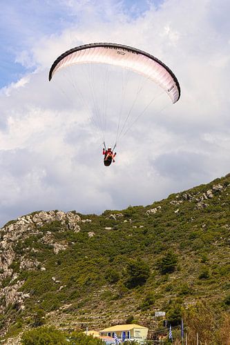 Paragliden boven het strand van het Griekse eiland Lefkada