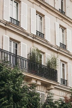 Een huis in Parijs met luiken | Reisfotografie Frankrijk, Parijs van Amy Hengst
