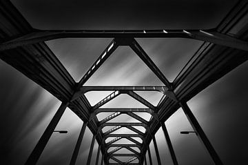 Die Vian-Bogenbrücke (schwarz-weiß) von John Verbruggen