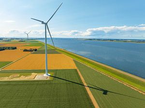 Windkraftanlagen in einem Windpark in Flevoland