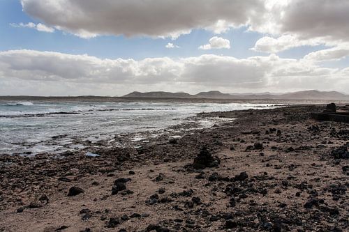Donker landschap van de kust op een bewolkte dag op Fuerteventura