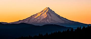 Berg silhouet bij zonsondergang van Poster Art Shop