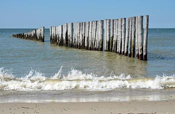 Strand mit Brandung und Pfählen im Meer