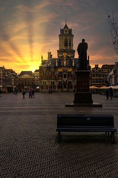 Sonnenuntergang auf dem zentralen Platz und dem Rathaus von Delft